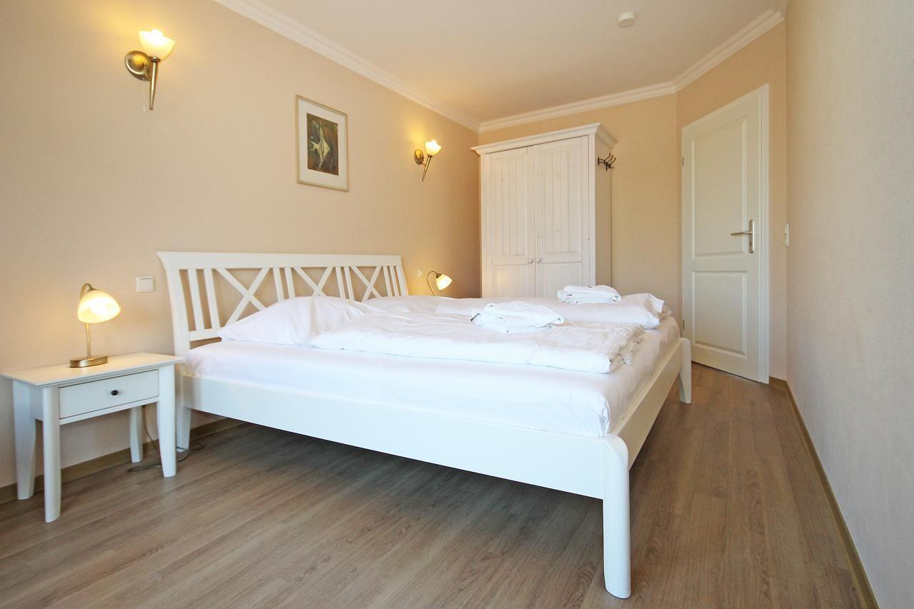 Eins der beiden Schlafzimmer zur Westseite (Straßenseite) gelegen mit Zugang auf den Balkon