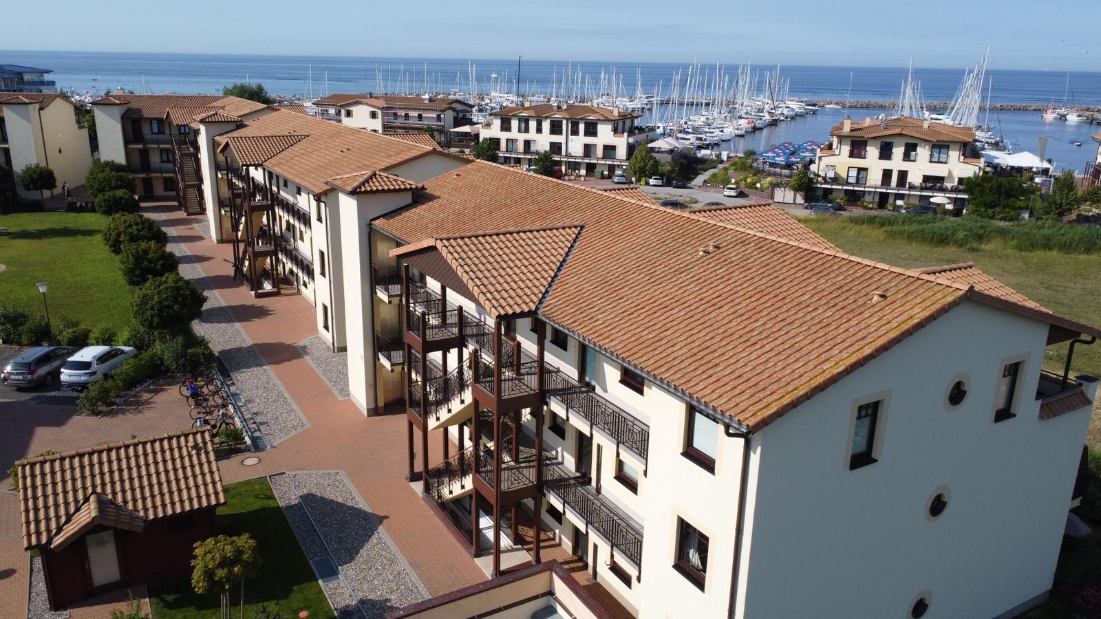 Hochwertige Ferienwohnungen mit Blick auf den Hafen und das Meer.