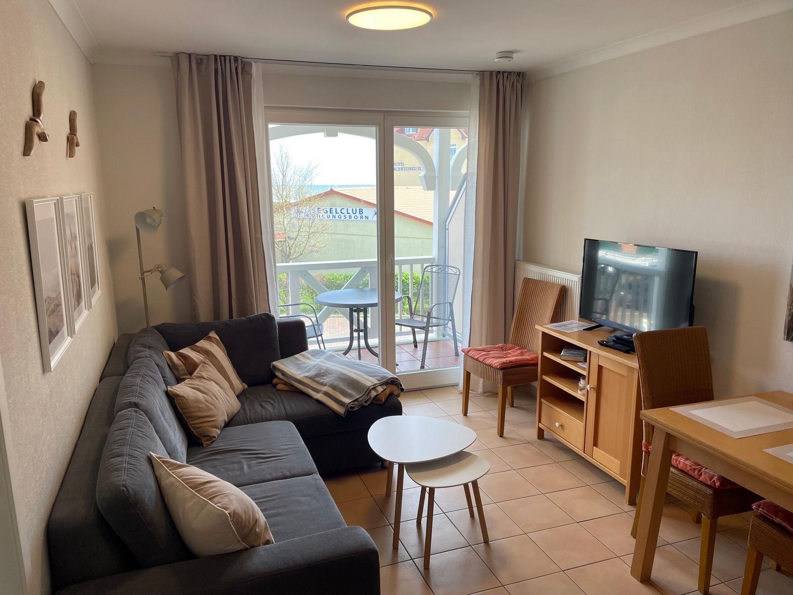 Wohn-Essbereich mit Couch und Flatscreen-TV