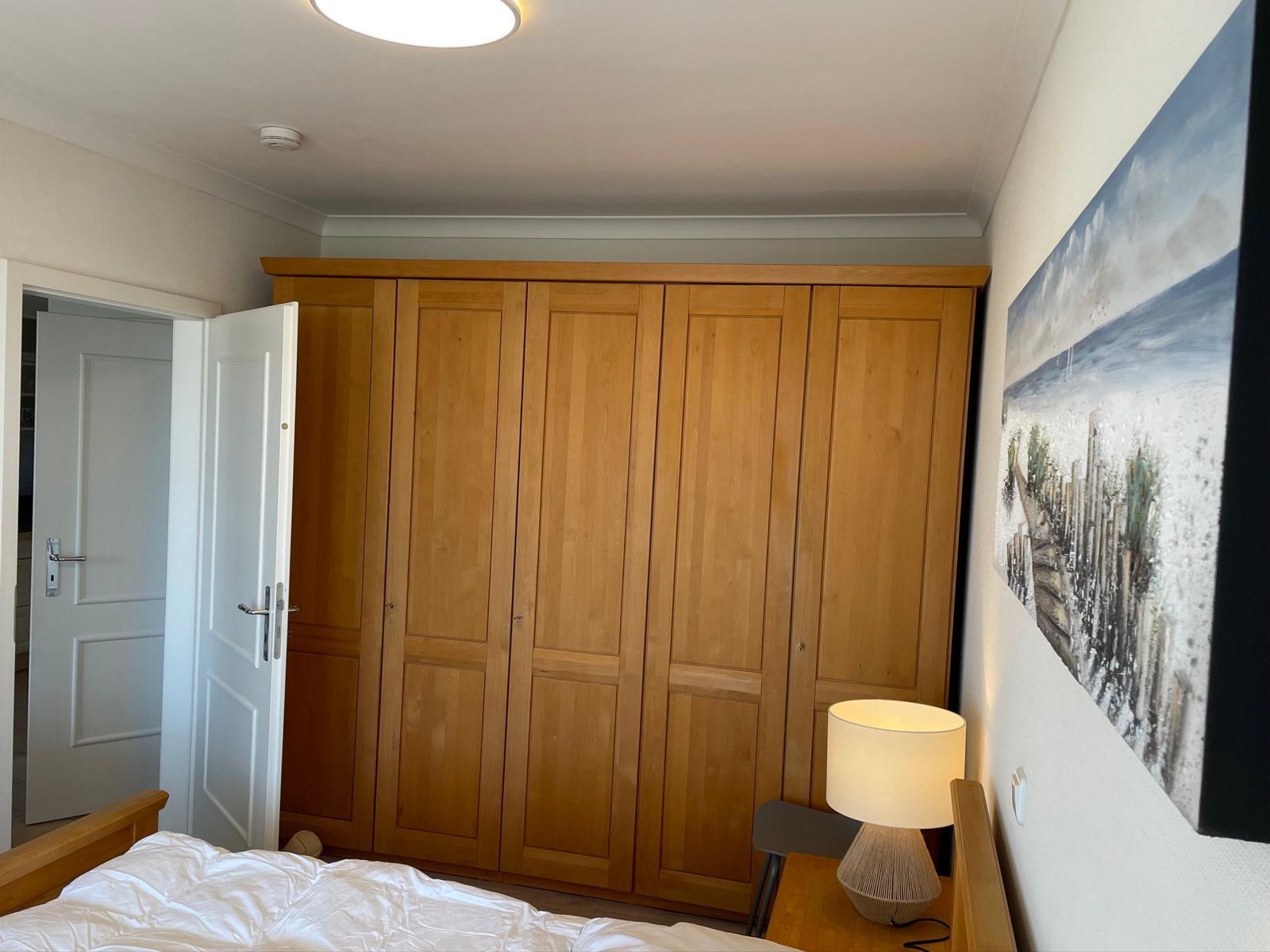 Schlafzimmer mit Doppelbett und Kleiderschrank