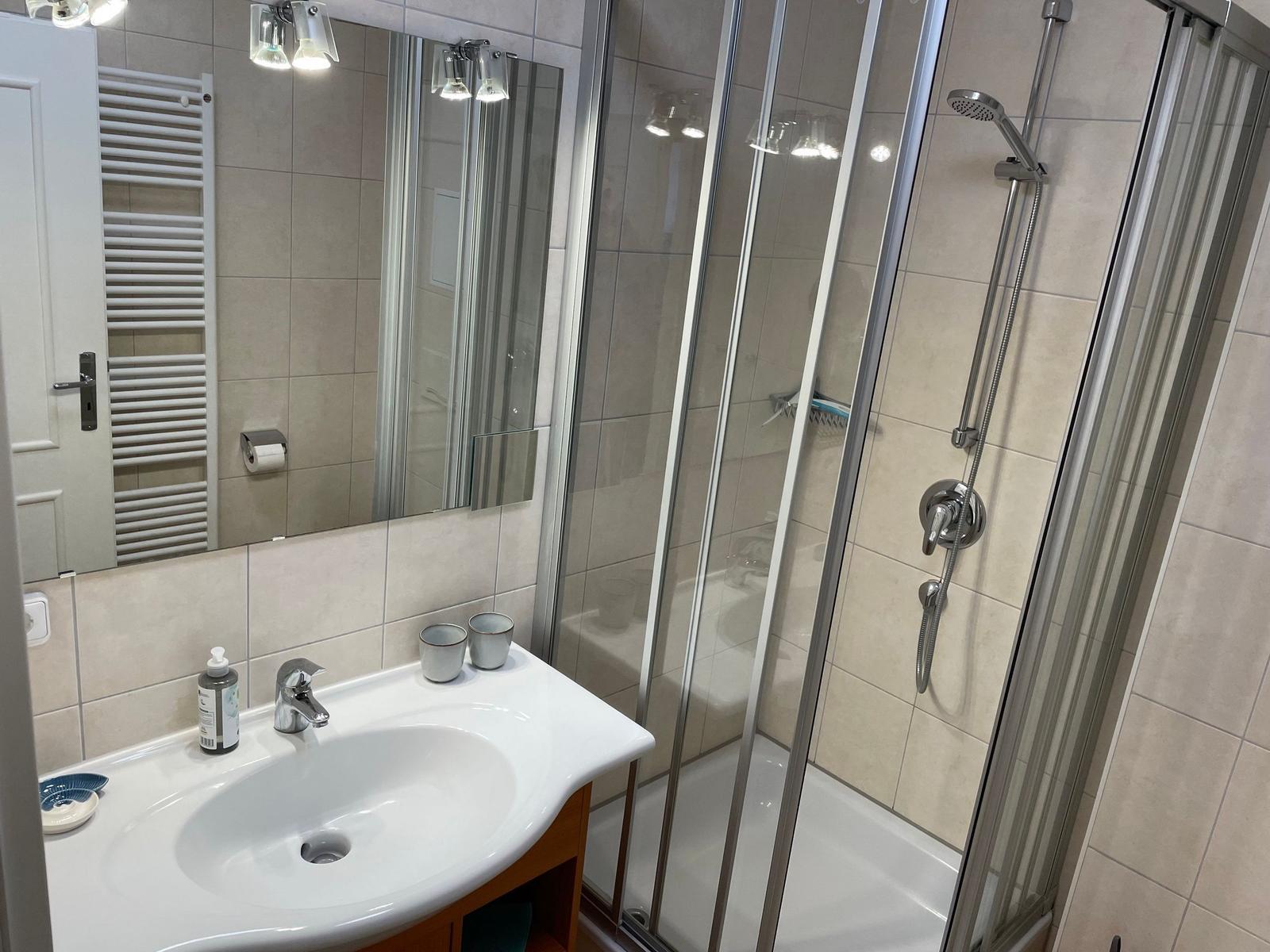 Badezimmer mit Dusche
