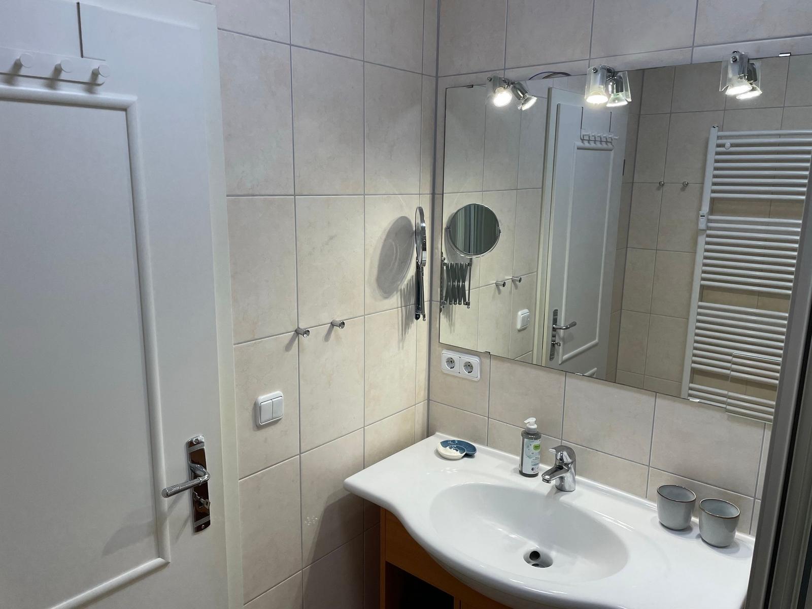 Badezimmer mit Waschtisch und Spiegel