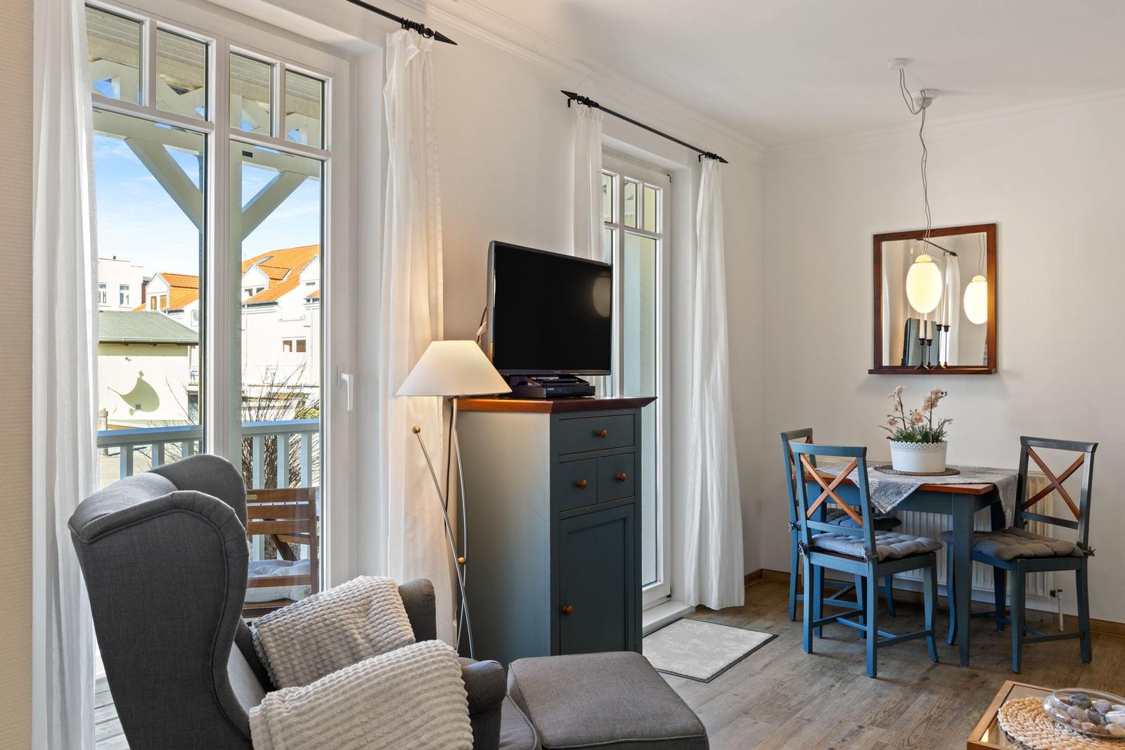 Wohn-Essbereich mit Couch und Flatscreen-TV