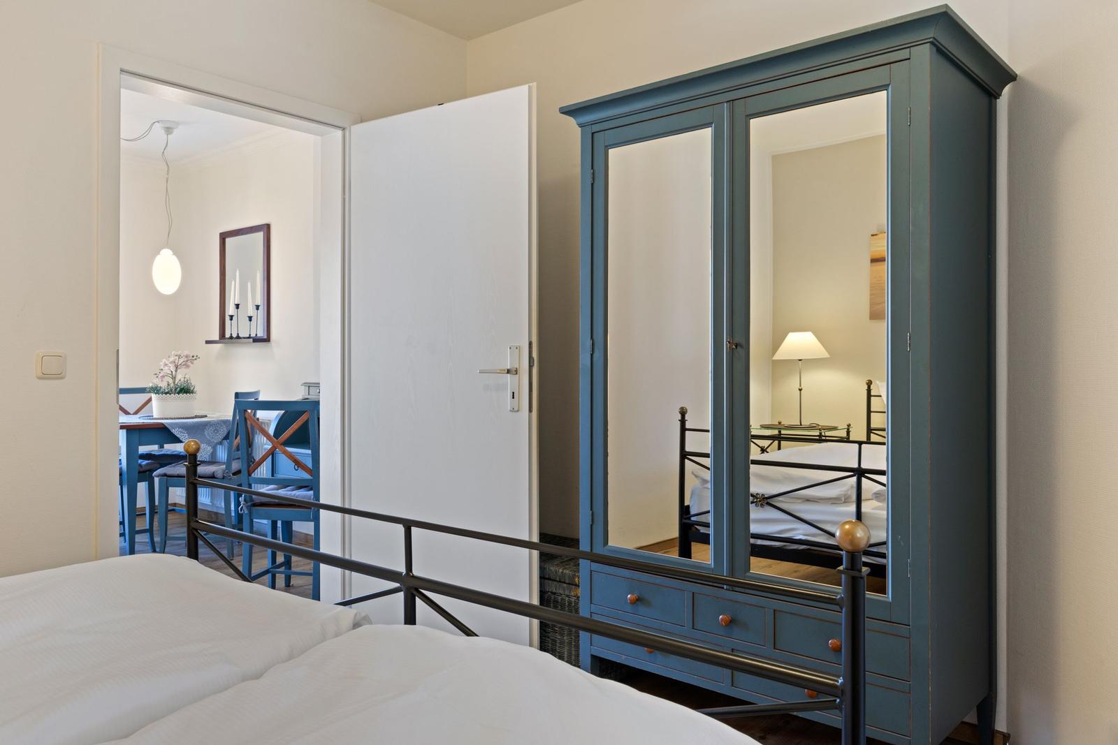 Schlafzimmer mit Kleiderschrank