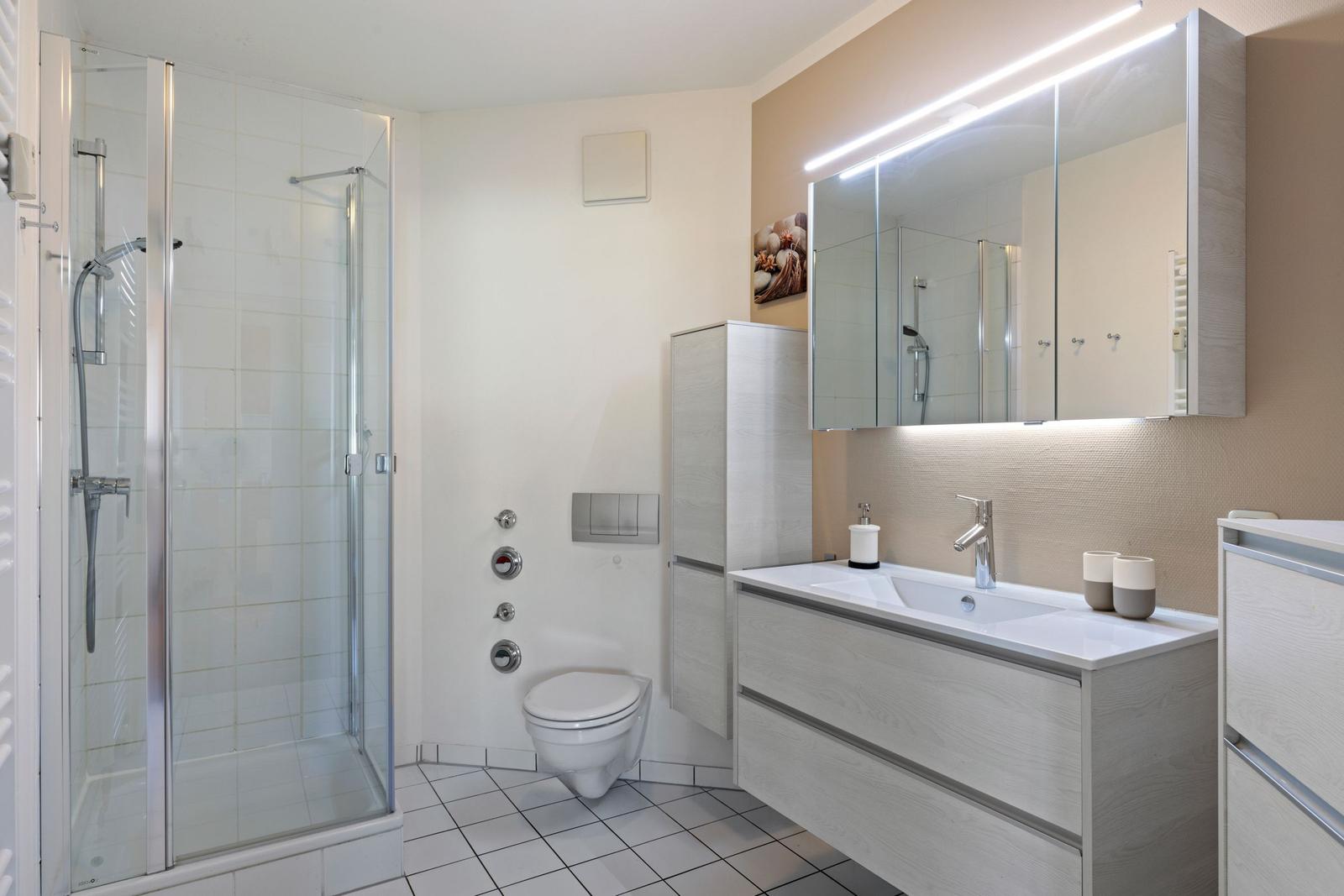 Badezimmer mit Dusche