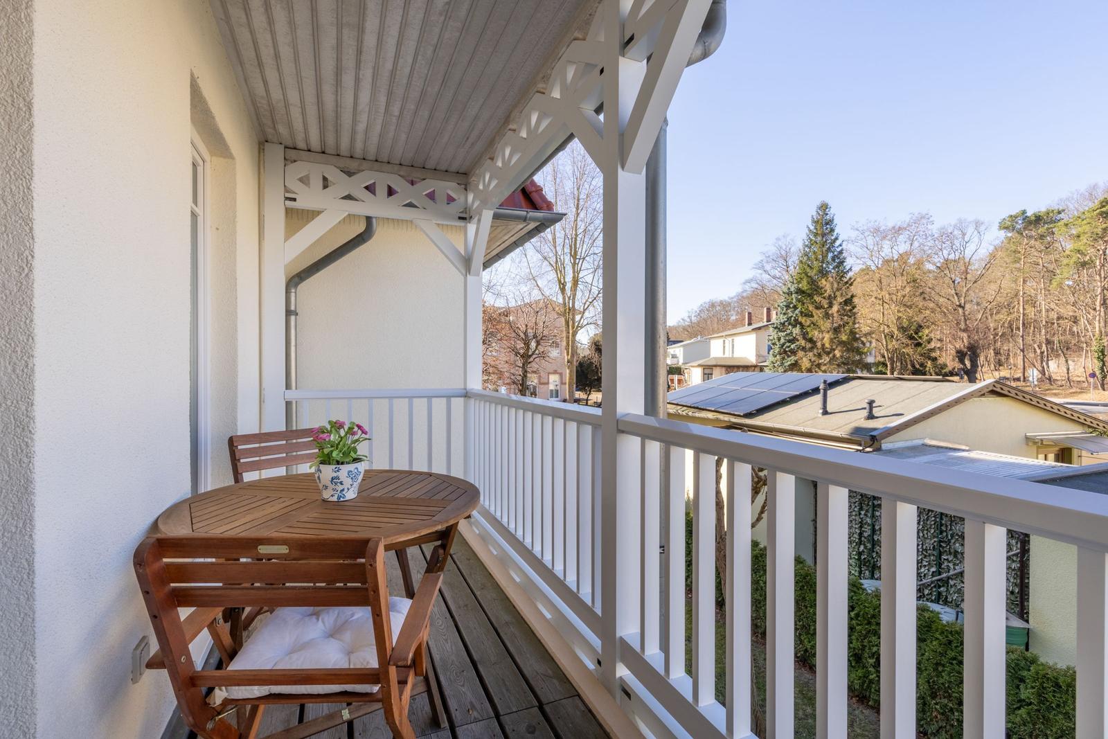 Überdachter Balkon mit Sitzgelegenheit