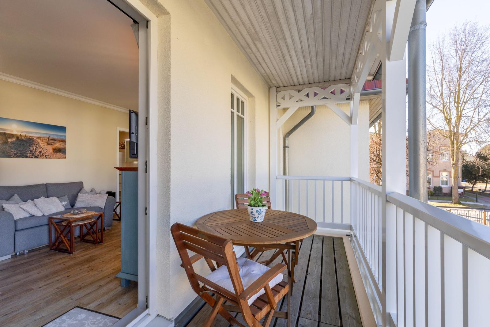 Überdachter Balkon mit Sitzgelegenheit