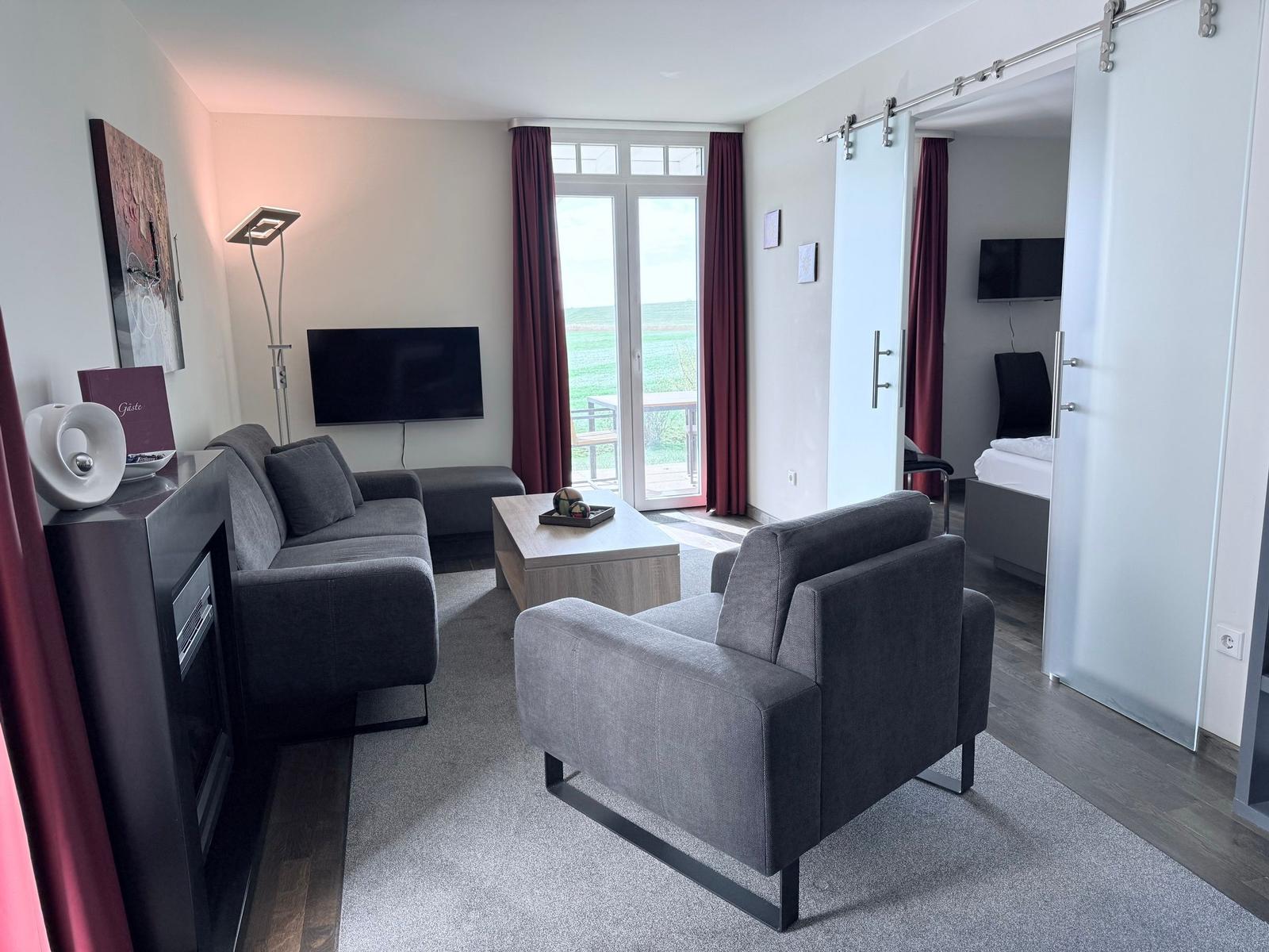 Wohn-Essbereich mit Couch und Flatscreen-TV