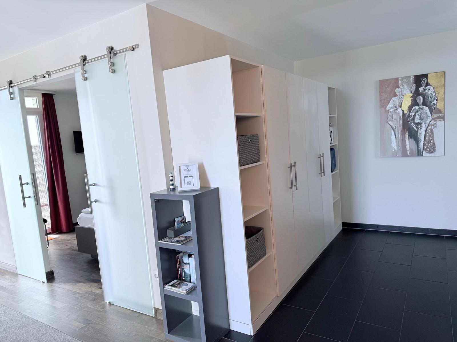 Wohn-Essbereich mit Zugang zum Schlafzimmer
