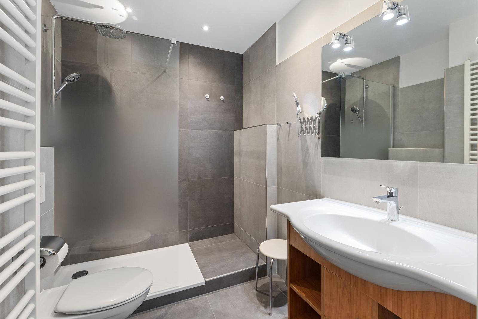 Badezimmer mit Dusche