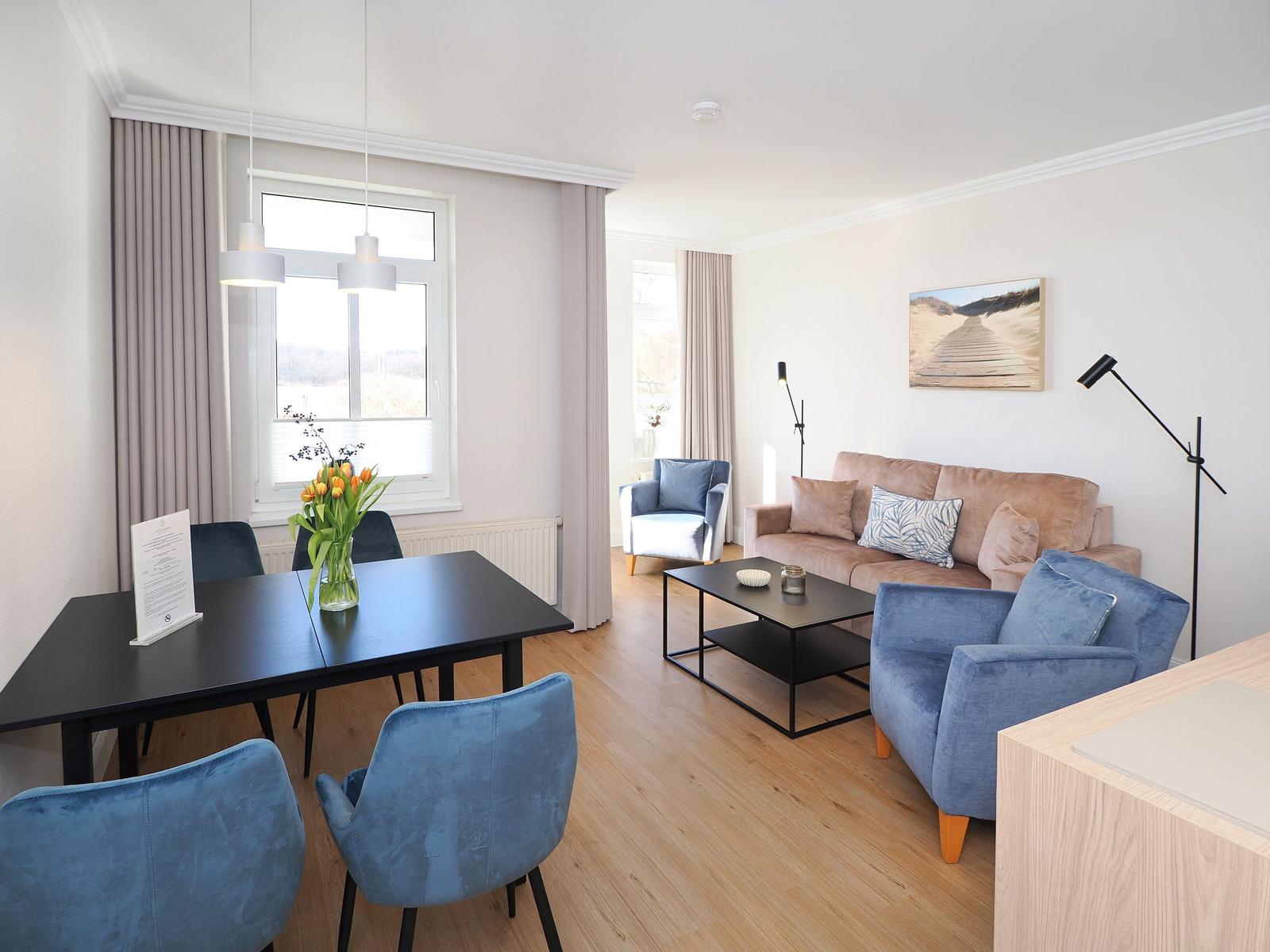 Wohn-Essbereich der Ferienwohnung Seehof201 auf Usedom mit Couch und Esstisch