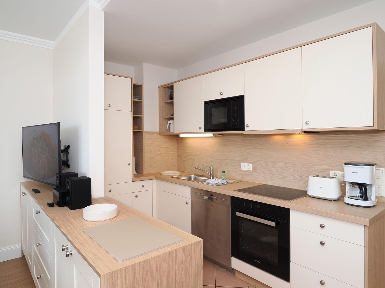 Küchenzeile der Ferienwohnung Seehof201 auf Usedom mit Backofen