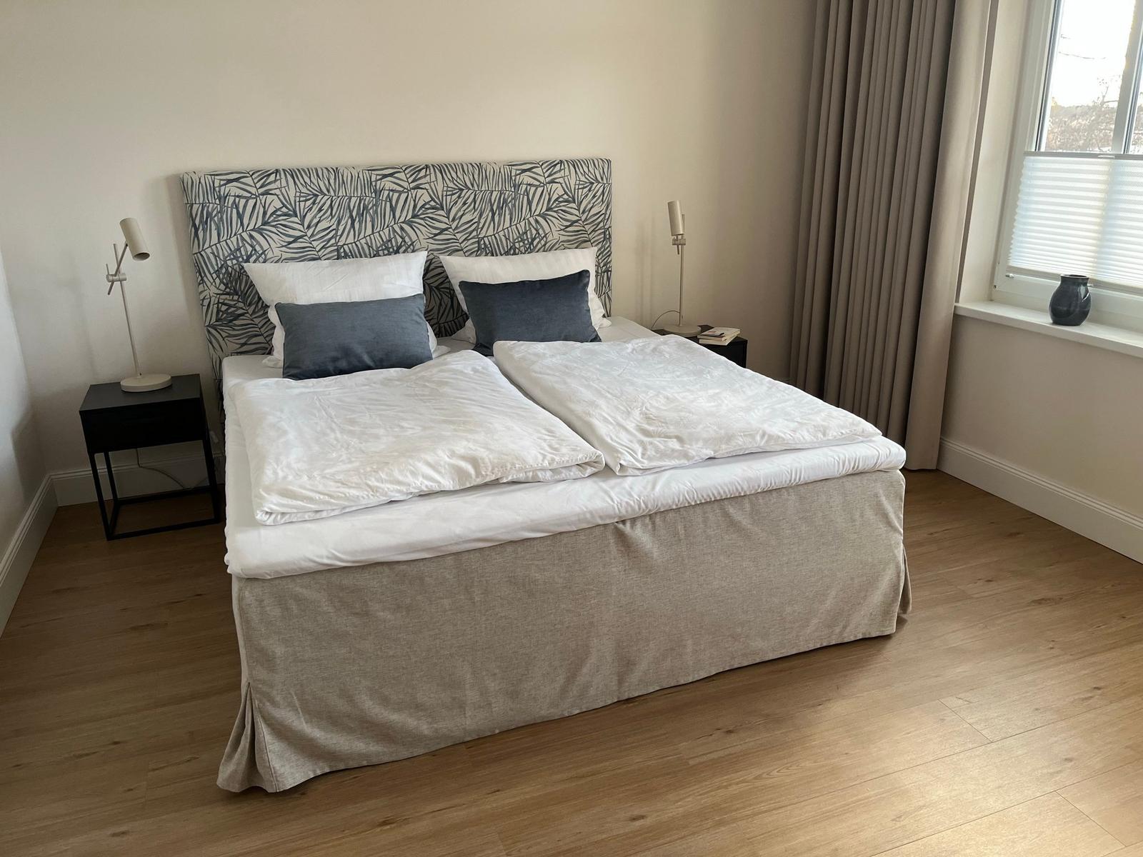 Schlafzimmer der Ferienwohnung Seehof201 auf Usedom mit Doppelbett