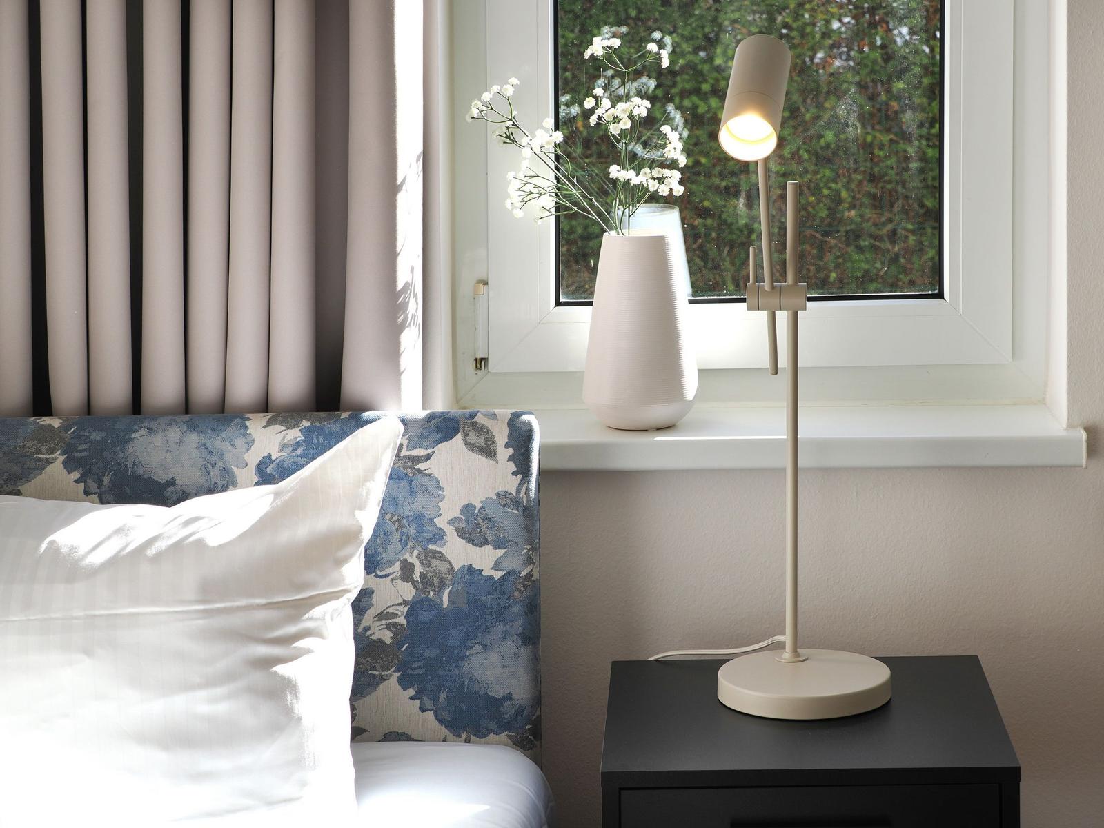 Schlafzimmer im Seehof201 mit Licht