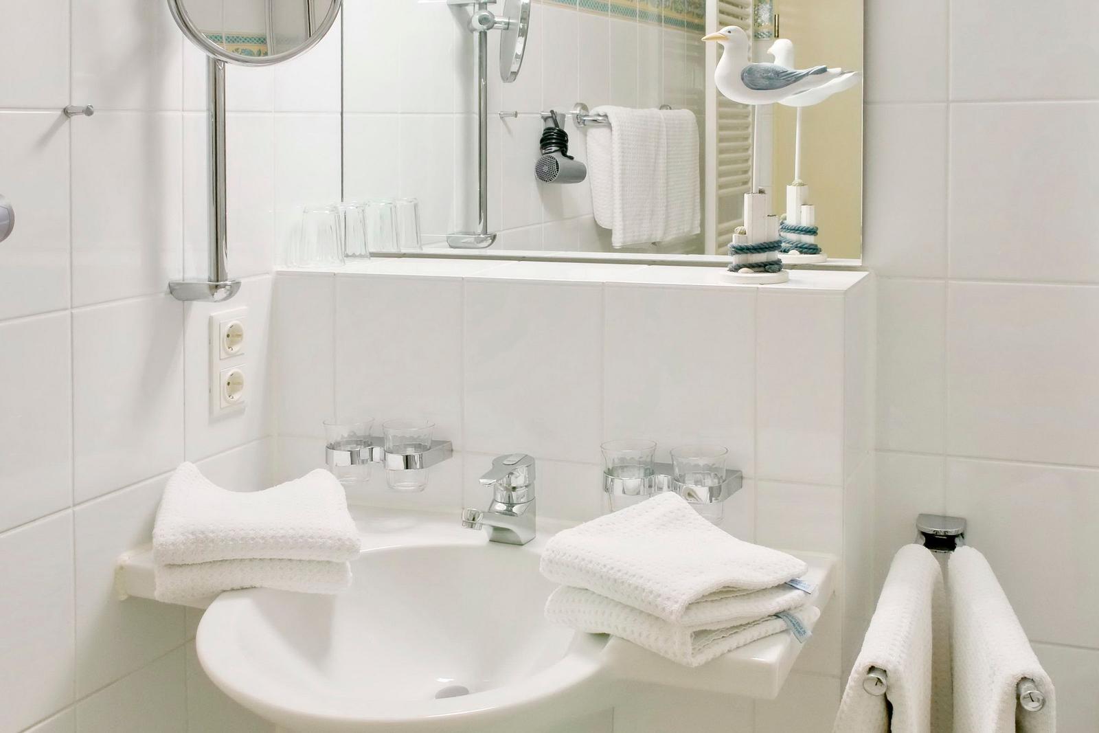 Badezimmer der Ferienwohnung Seehof201 auf Usedom mit Föhn und Schminkspiegel