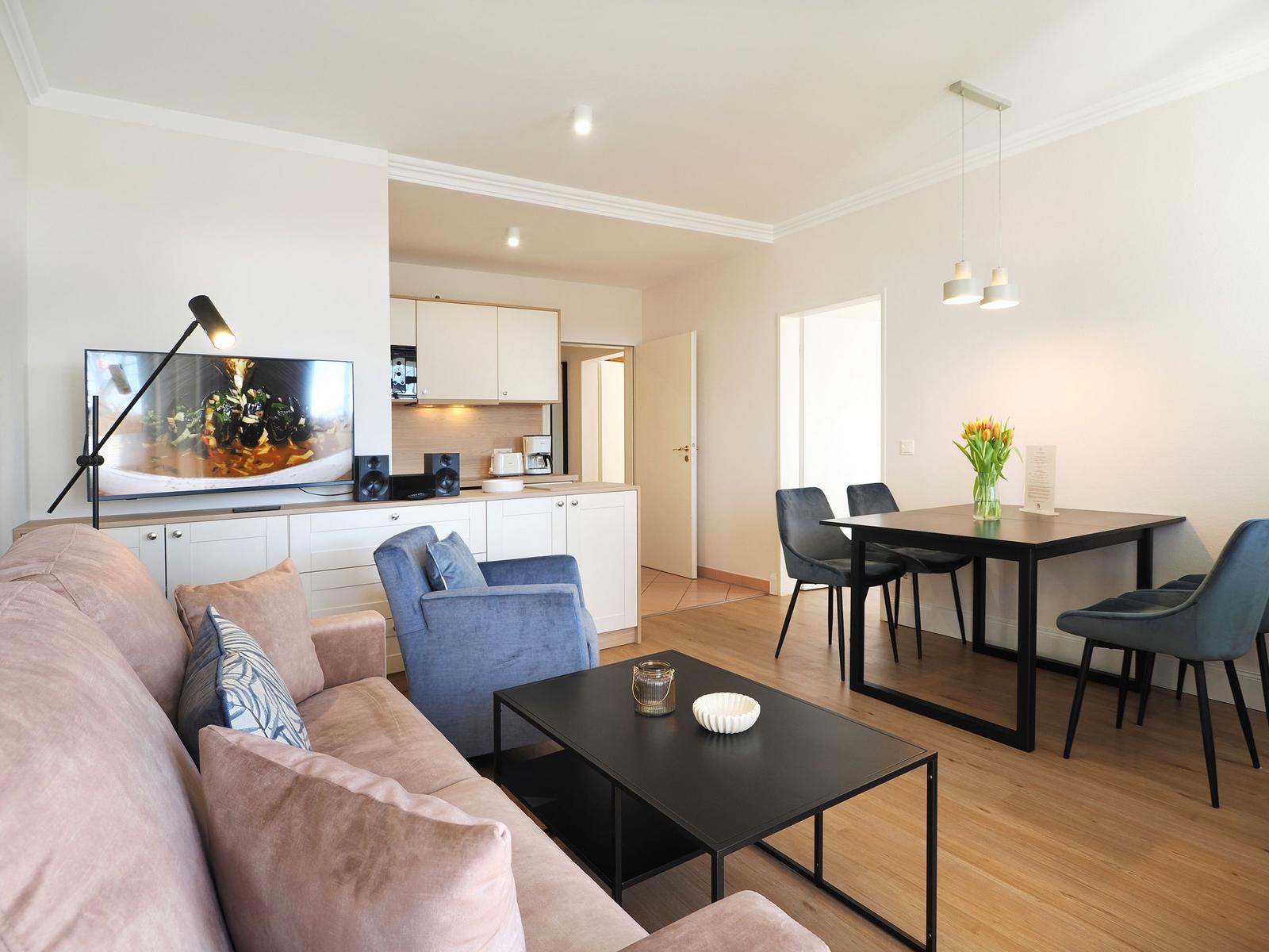 Wohnbereich der Ferienwohnung Seehof201 auf Usedom mit Couch und Flatscreen-TV