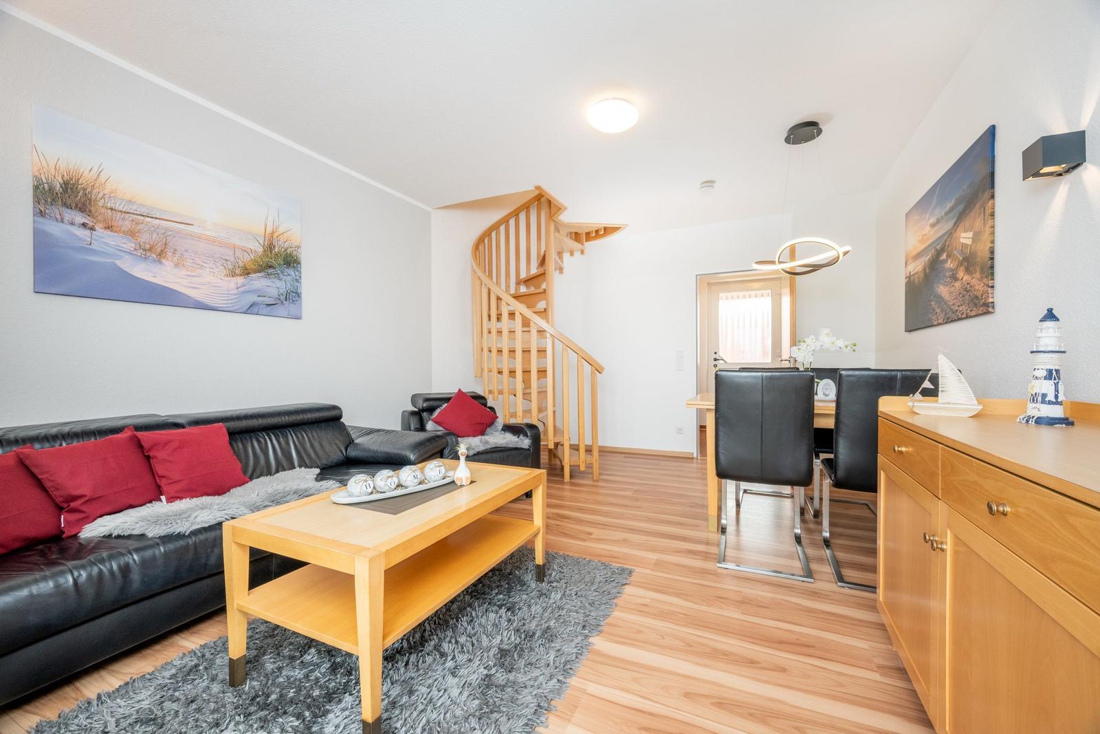 Wohn-Essbereich mit Couch und Flatscreen-TV