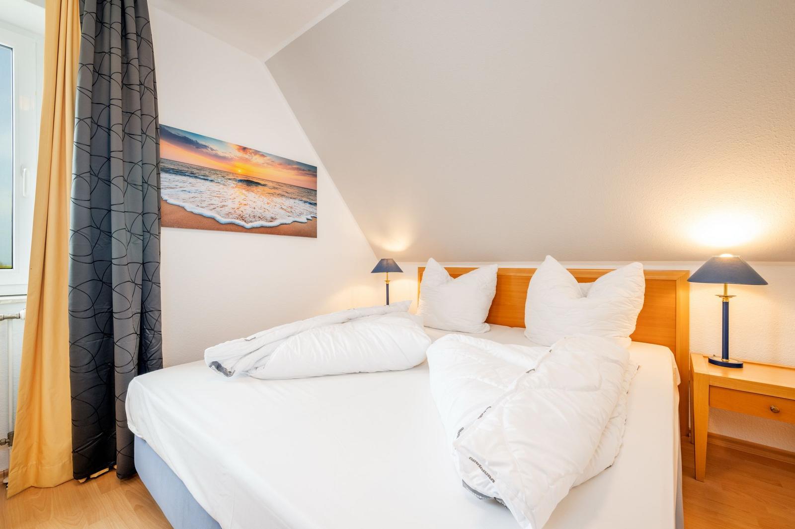 Schlafzimmer mit Doppelbett und Kleiderschrank