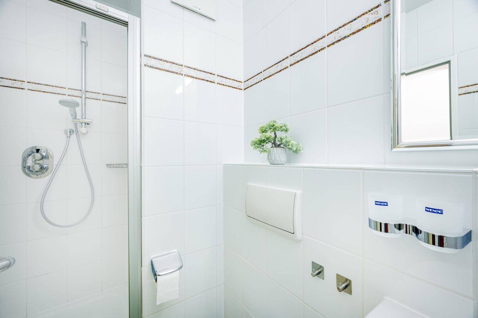 Badezimmer mit Dusche