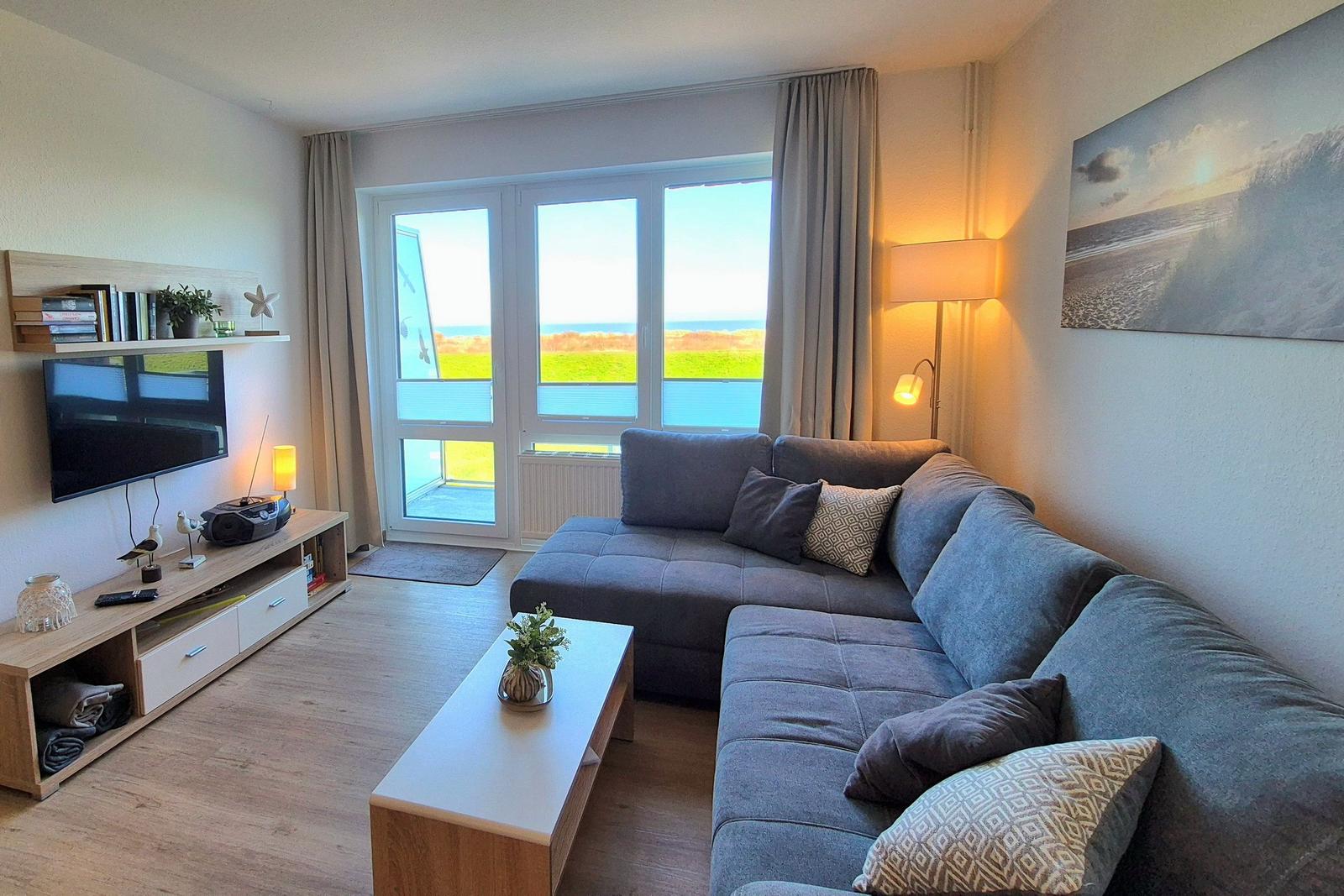 Wohn-Essbereich mit Couch und Flatscreen-TV