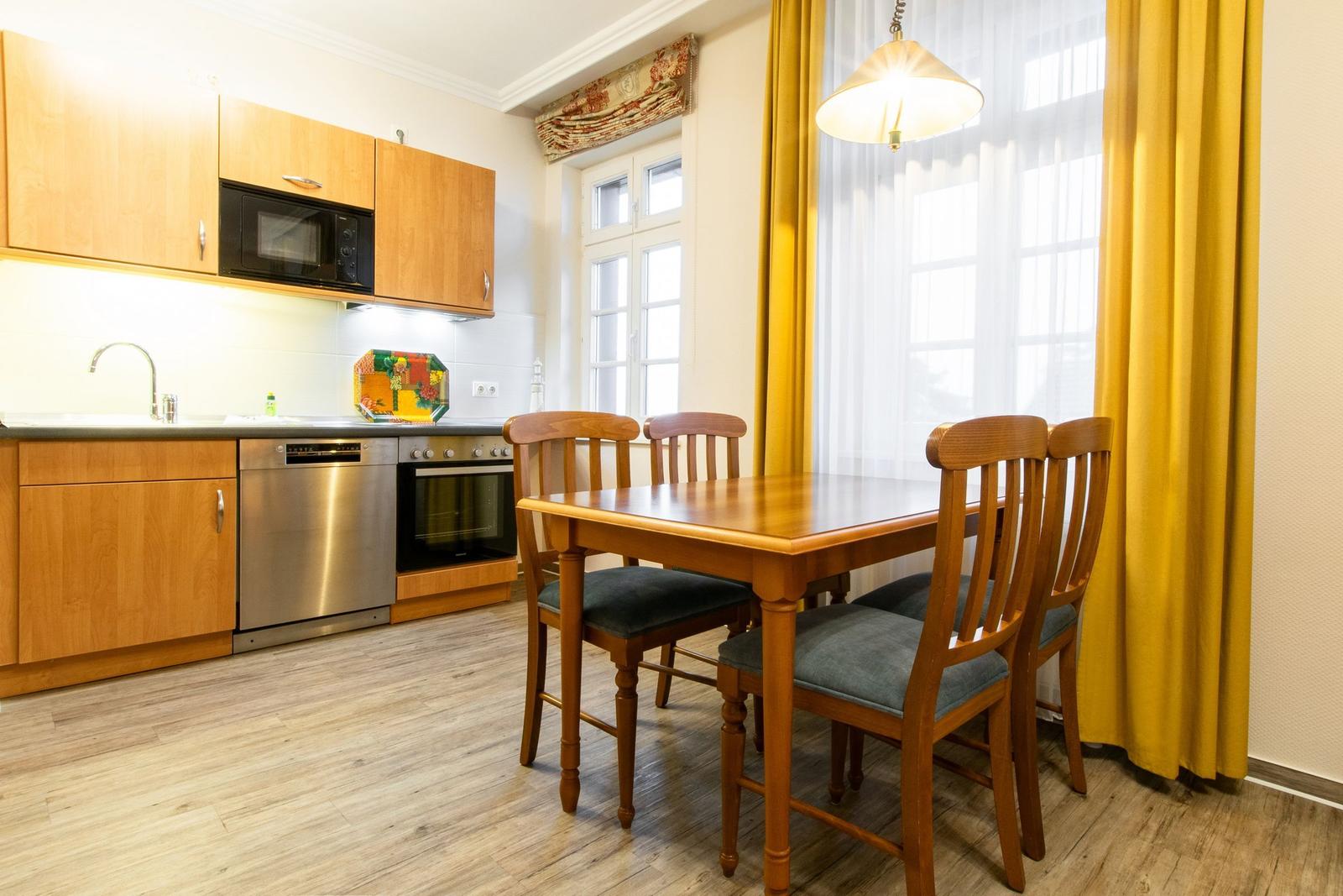 Küchenzeile mit Esstisch und Sitzgelegenheit