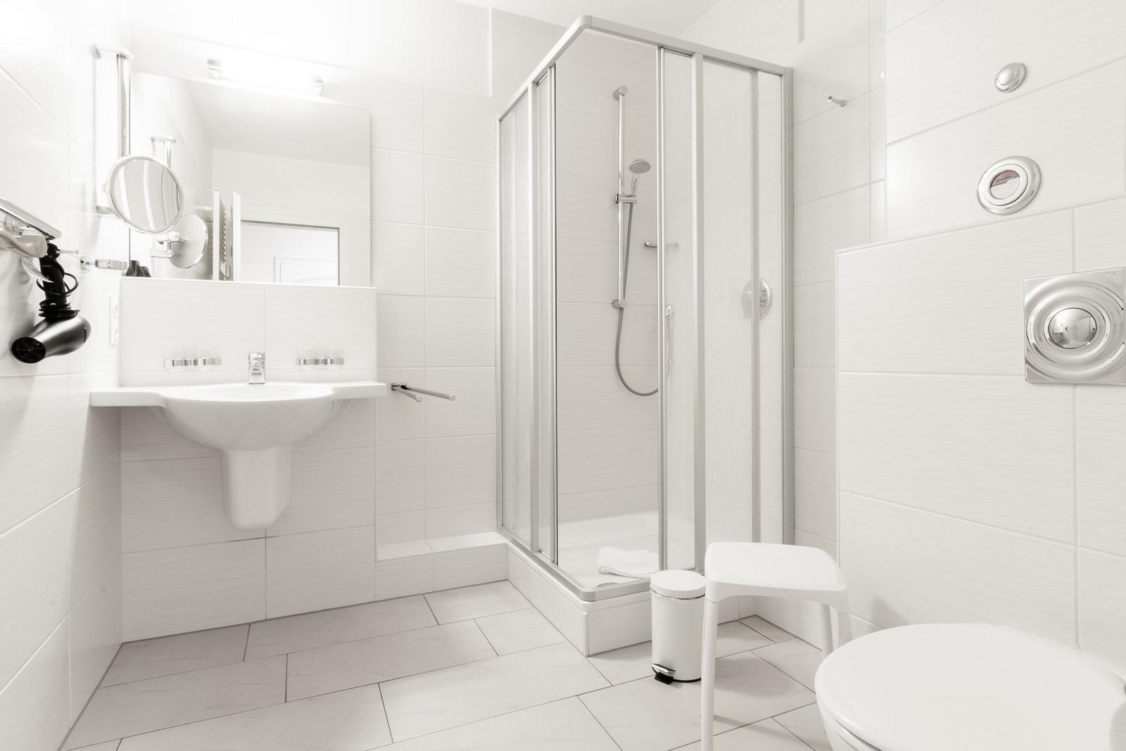 Badezimmer mit Dusche