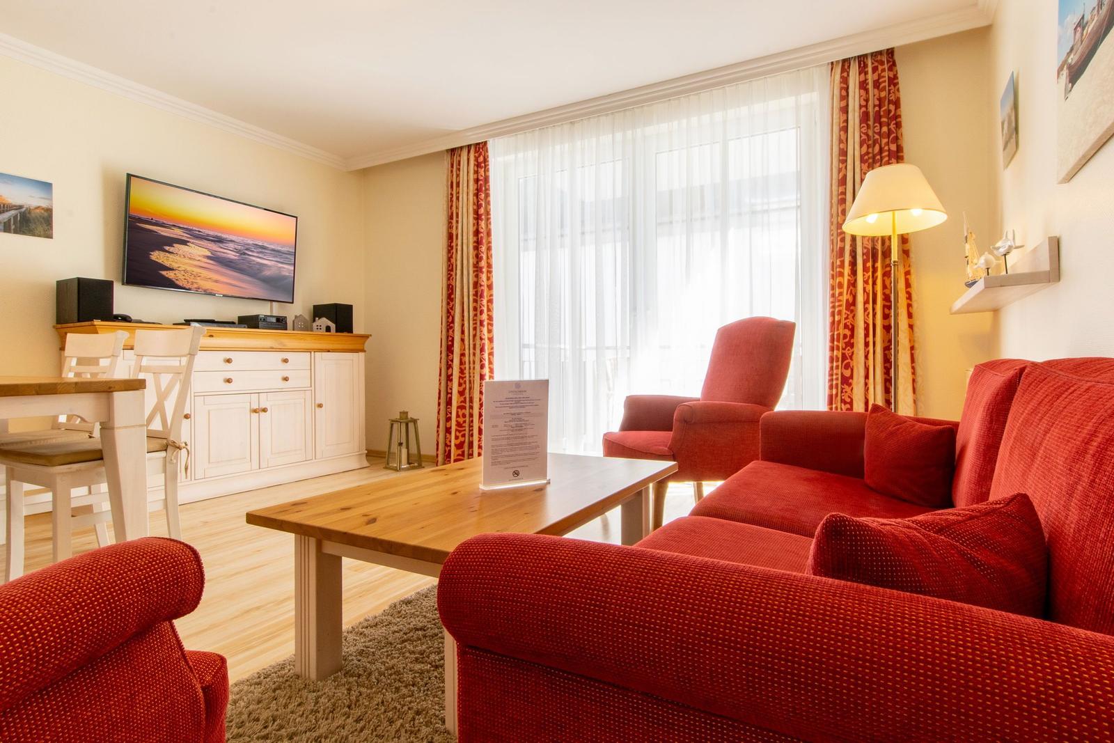 Wohn-Essbereich mit Flatscreen-TV