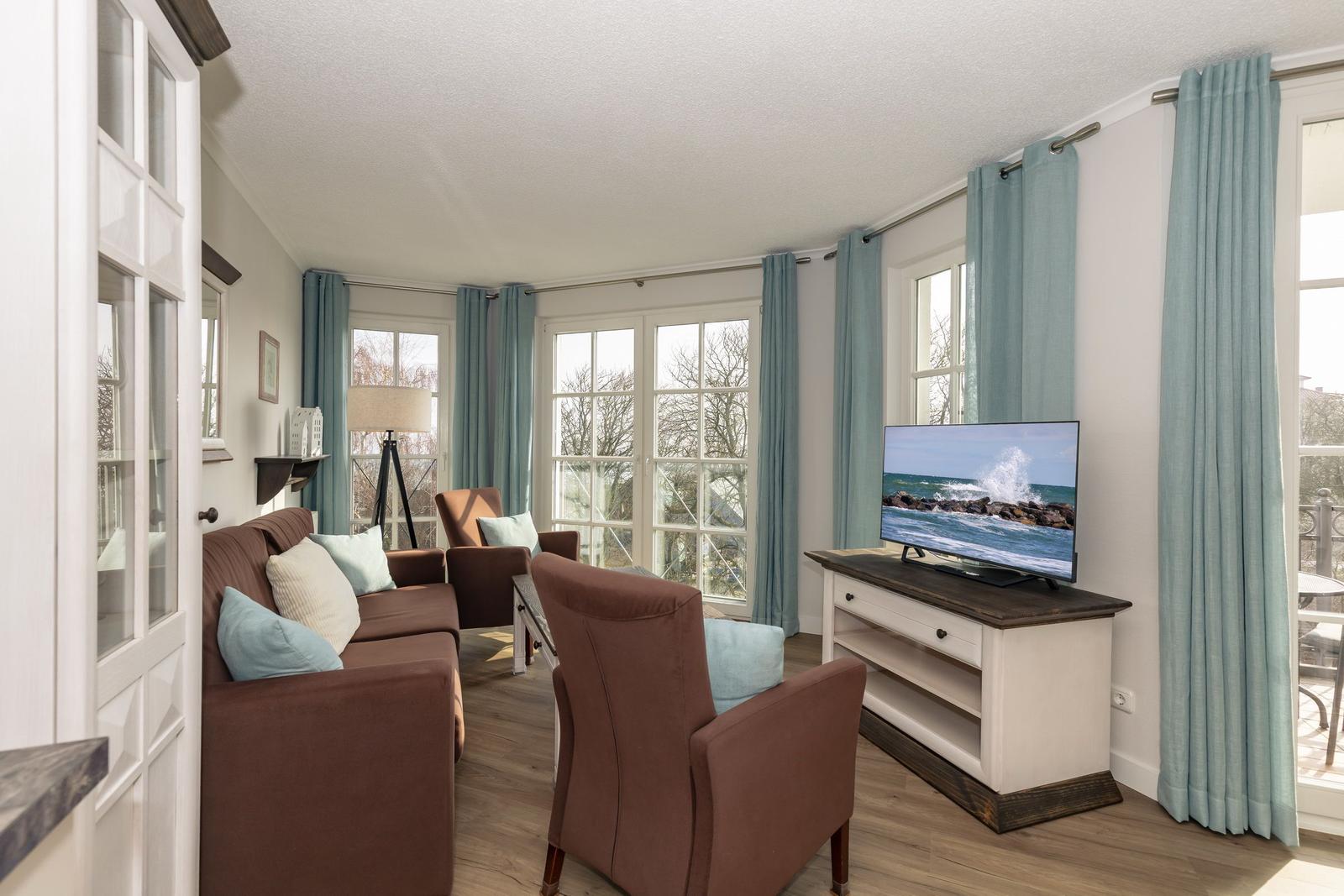 Wohn-Essbereich mit Flatscreen-TV