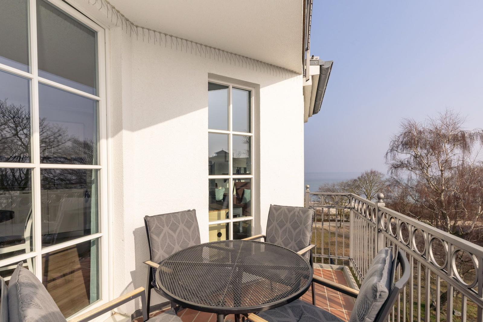 Balkon mit Gartenmöbeln