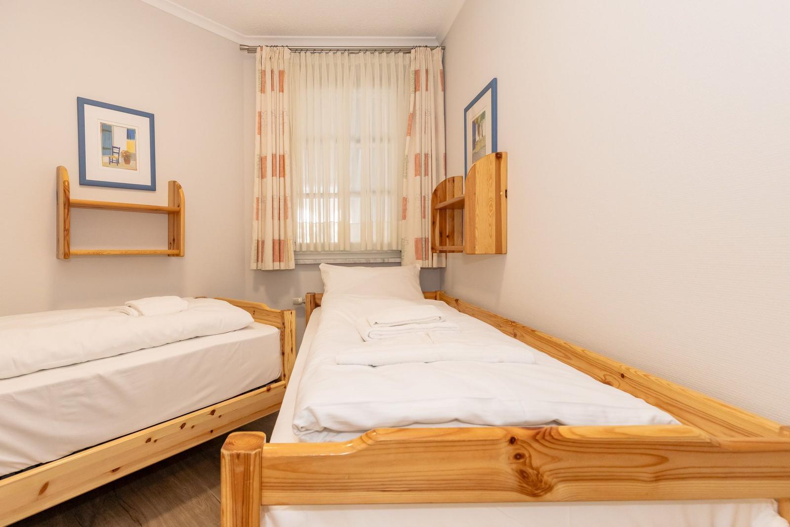 Schlafzimmer mit zwei Einzelbetten