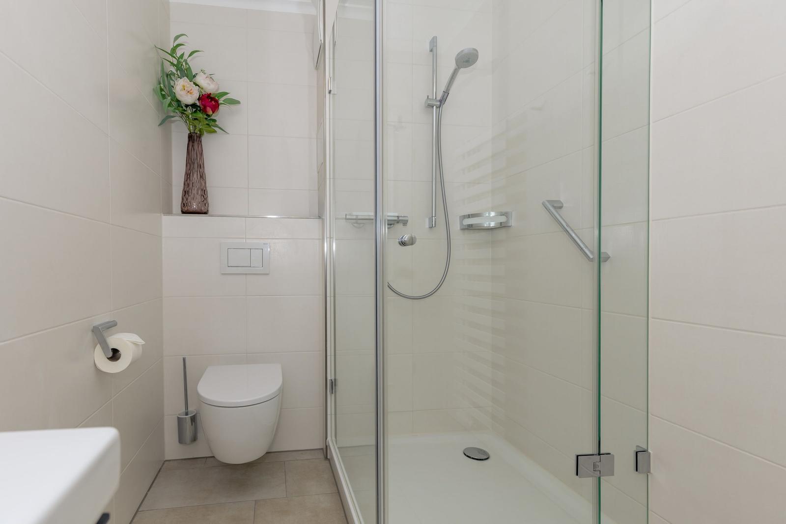 Badezimmer mit Dusche