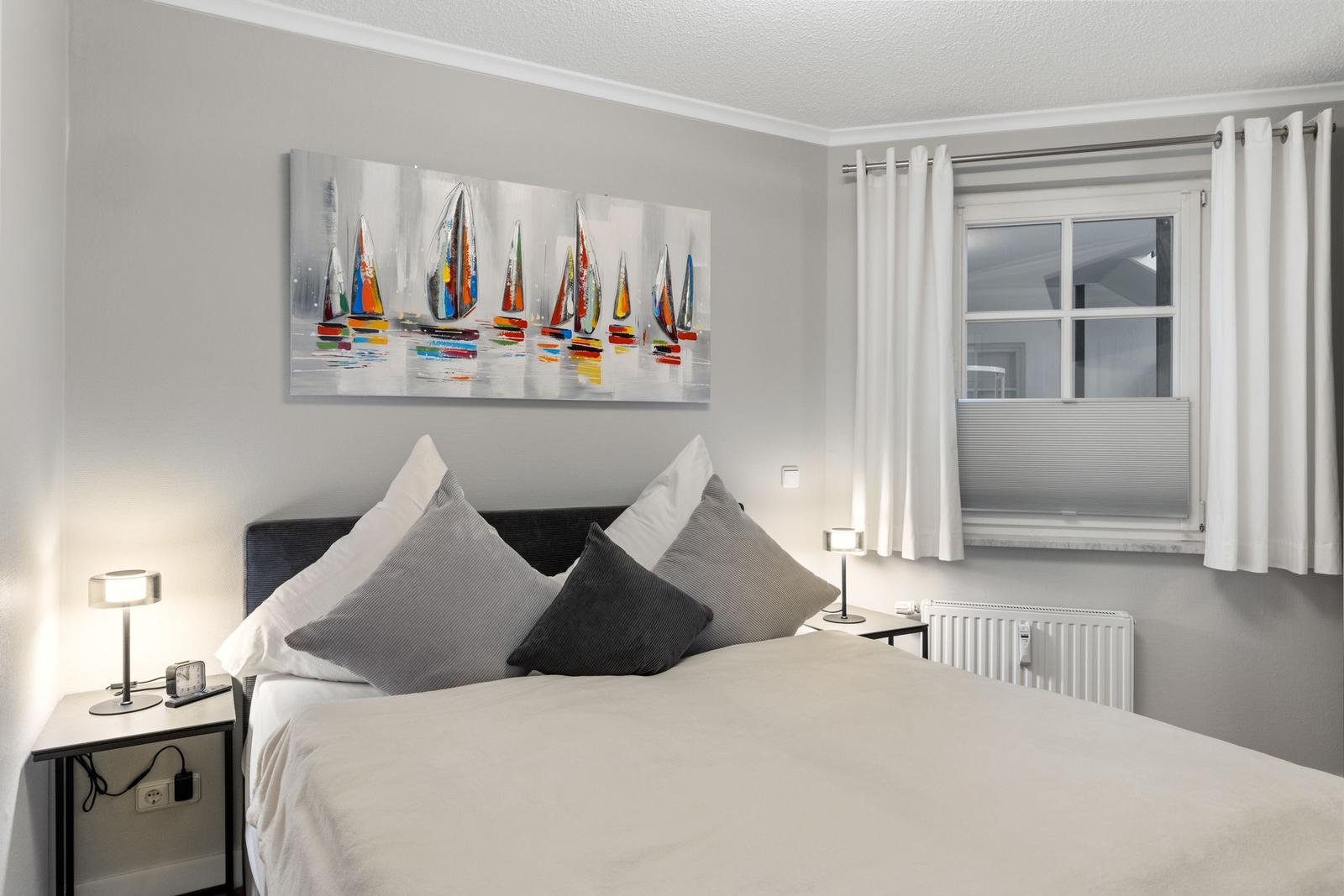 Erstes Schlafzimmer mit Doppelbett