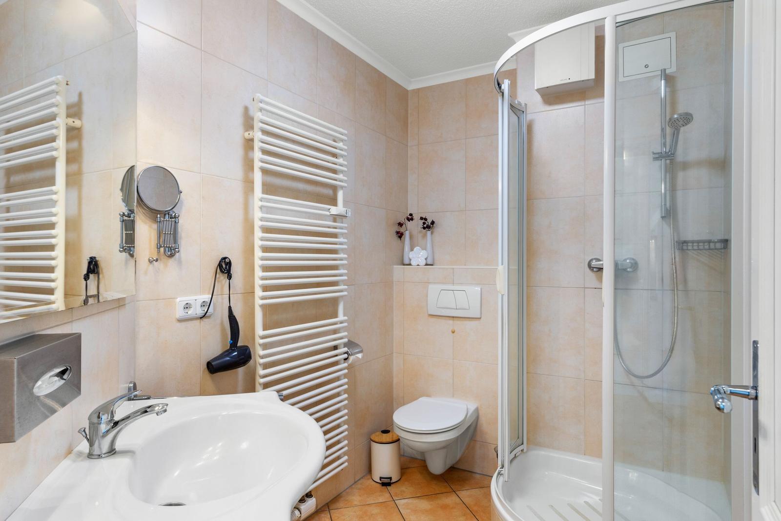 Badezimmer mit Dusche