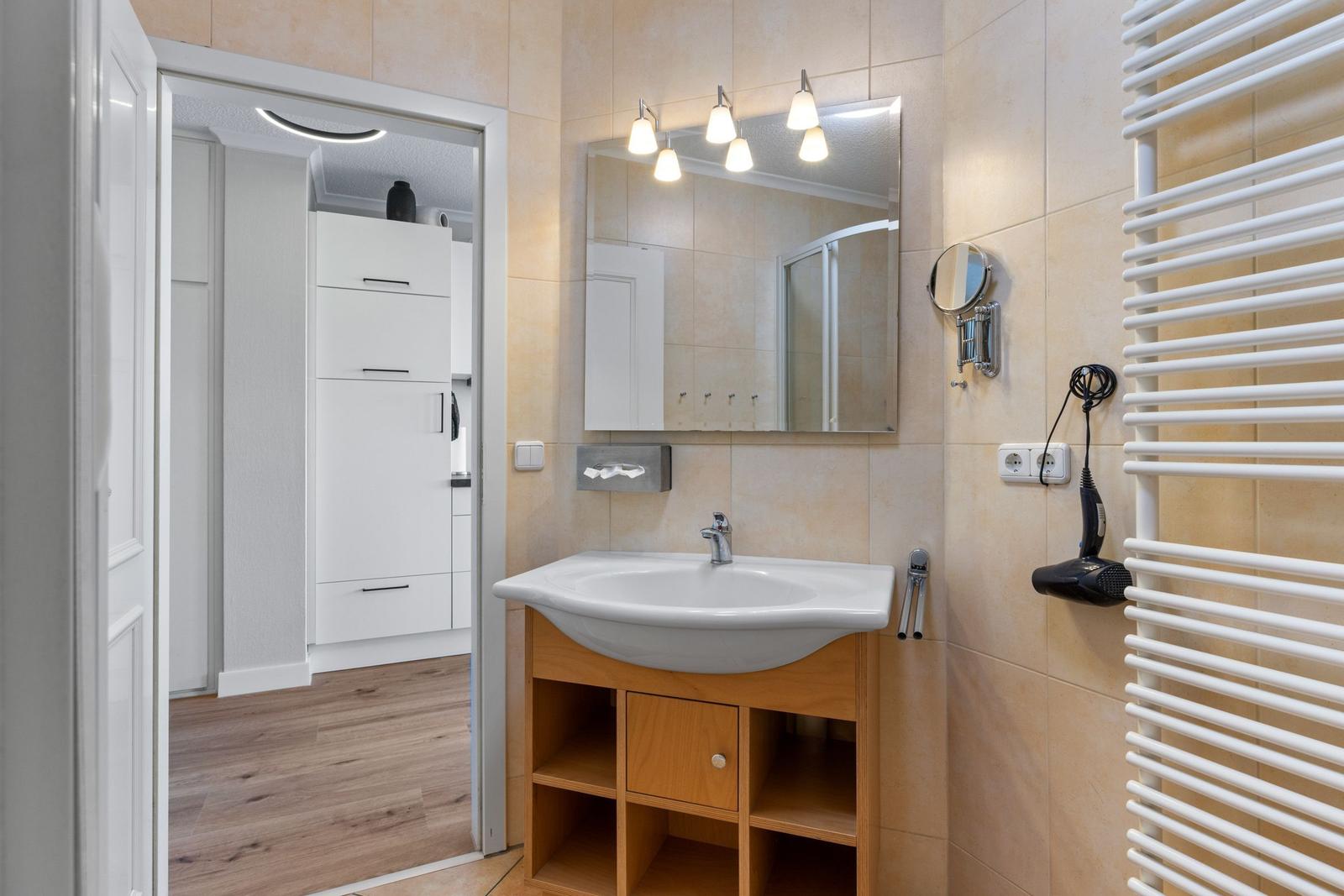 Badezimmer mit Waschtisch und Spiegel