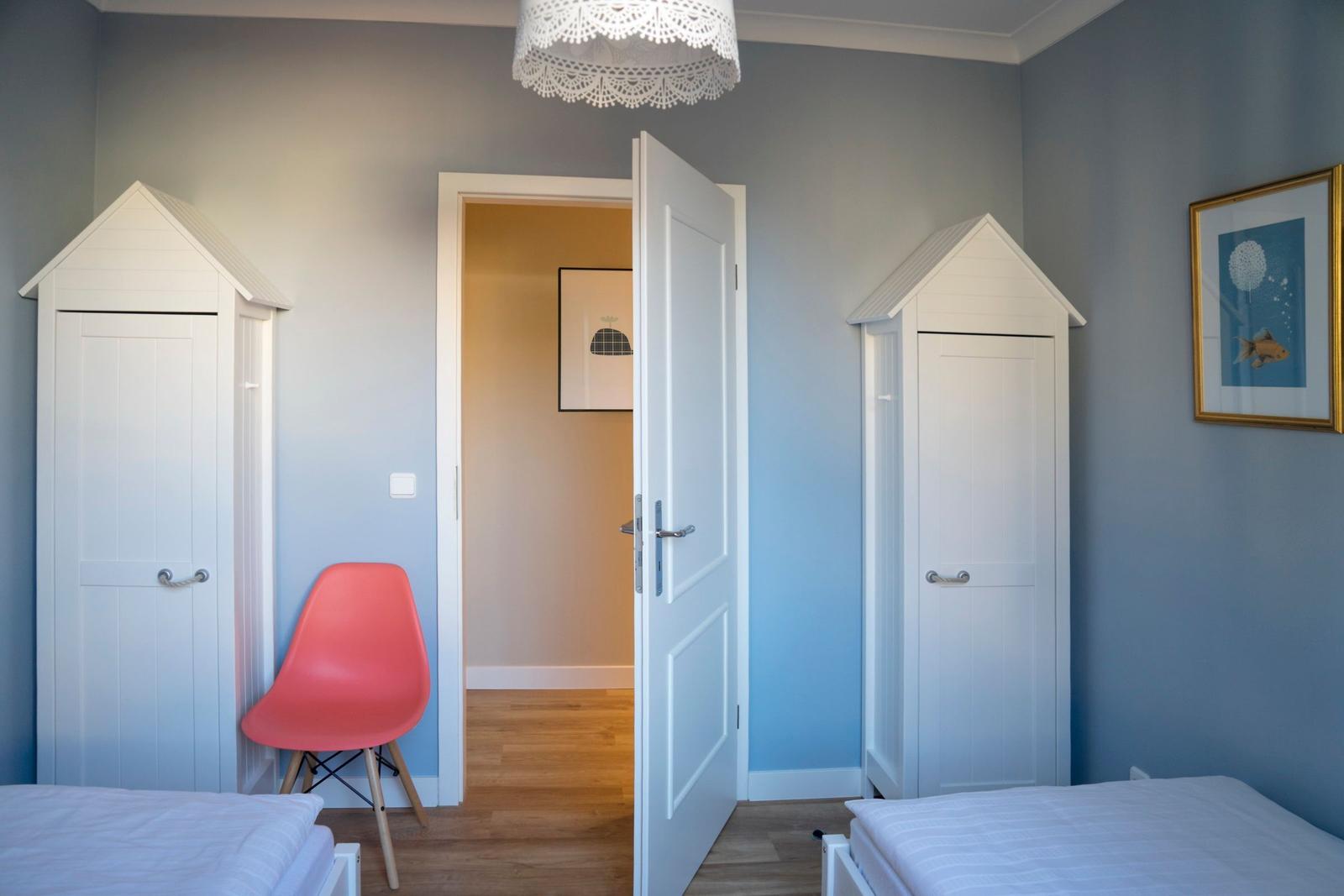 Schlafzimmer mit zwei Einzelbetten