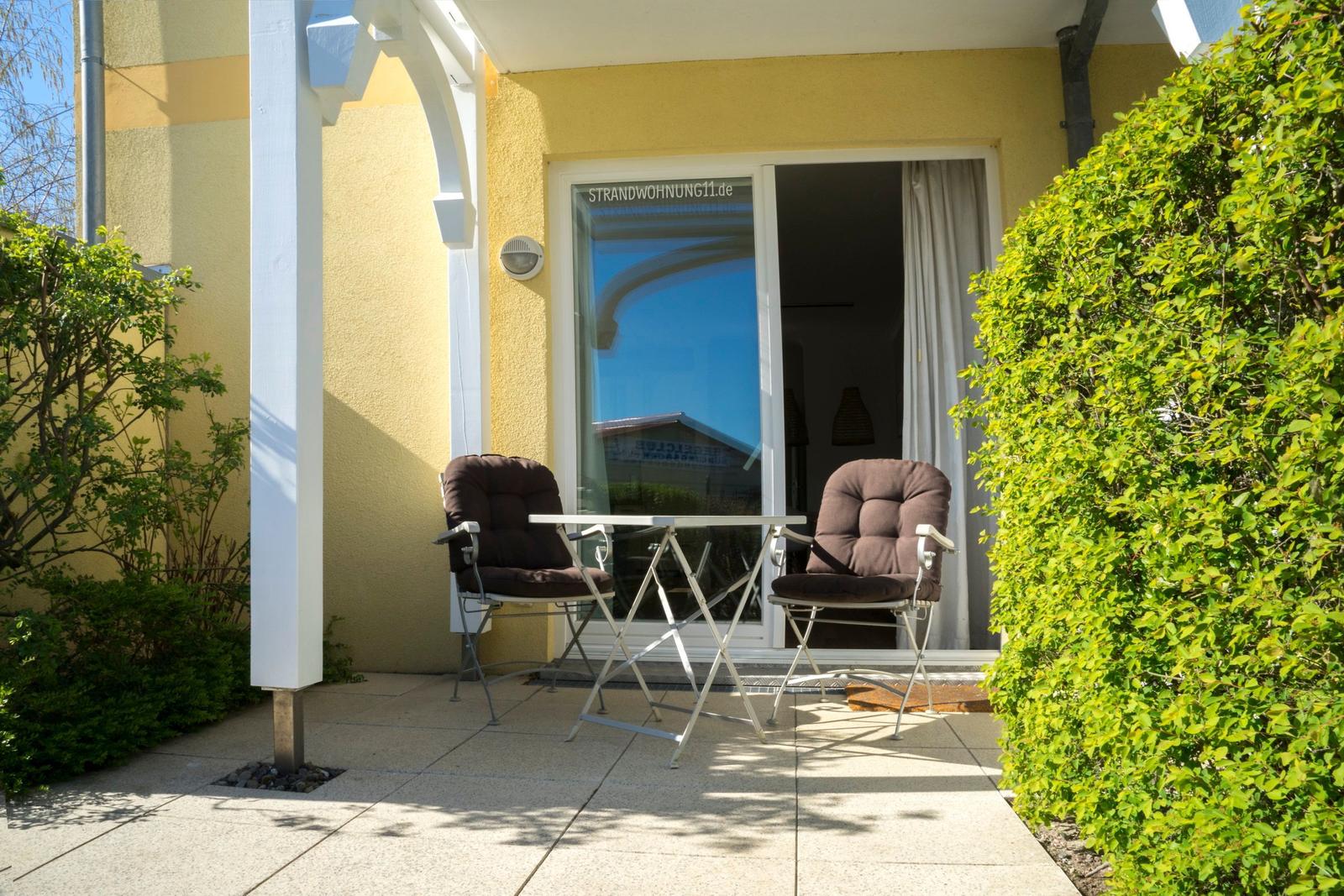 Terrasse mit Gartenmöbeln