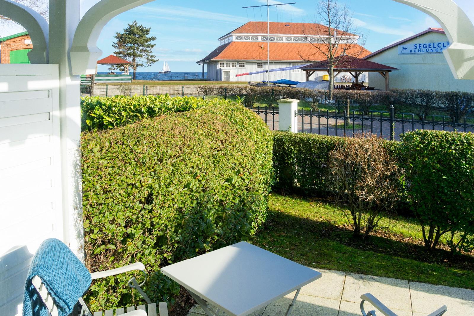 Terrasse mit Gartenmöbel