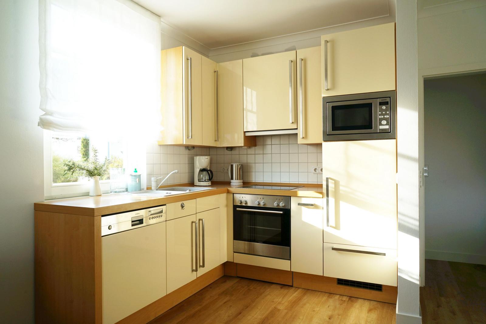 Küchenzeile mit Backofen