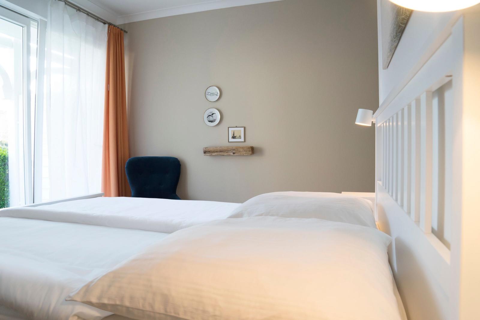 Schlafzimmer mit Doppelbett