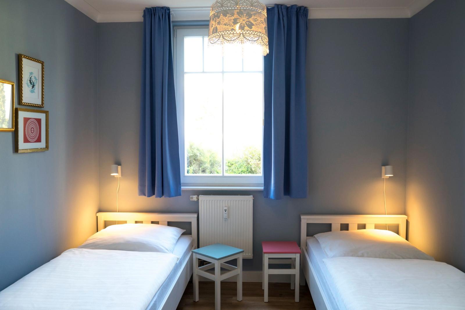 Schlafzimmer mit zwei Einzelbetten
