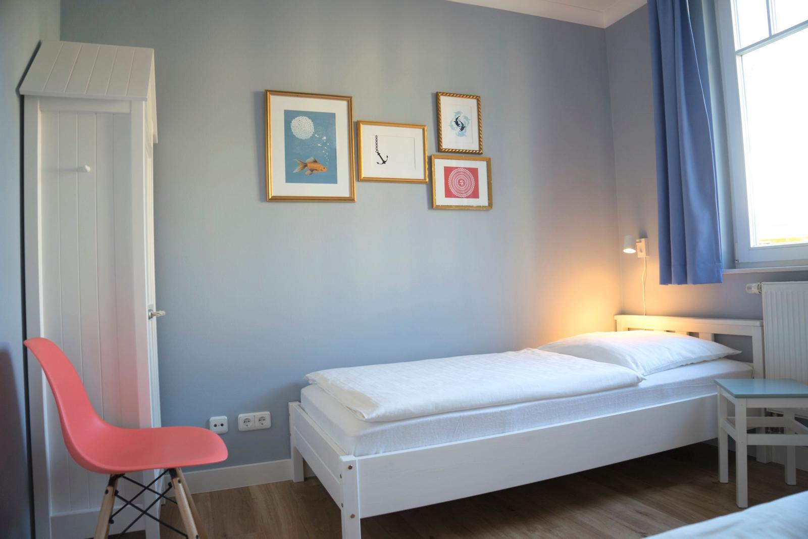 Schlafzimmer mit zwei Einzelbetten