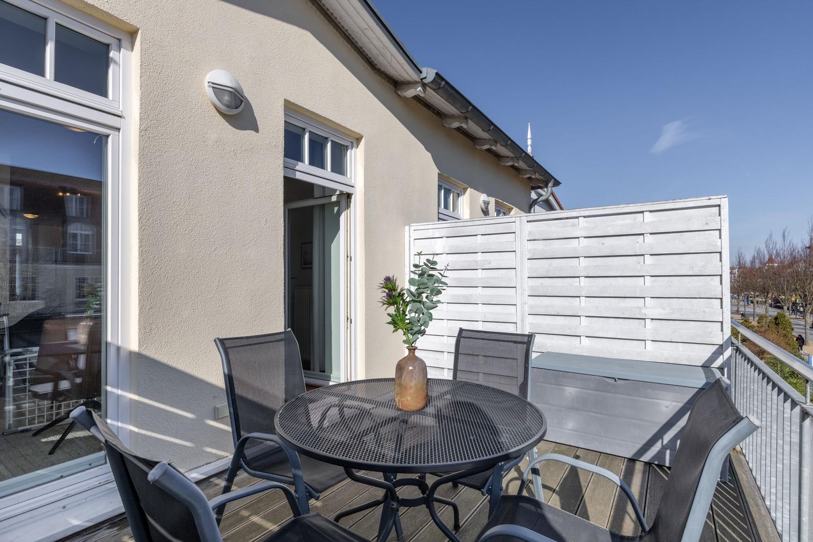 Balkon mit Gartenmöbeln