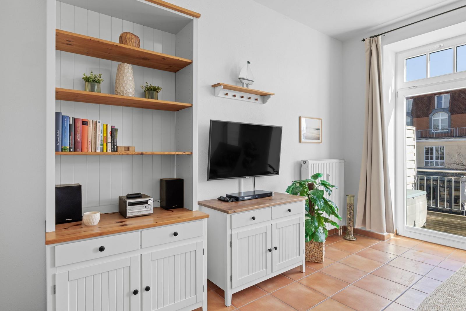 Wohn-Essbereich mit Flatscreen-TV