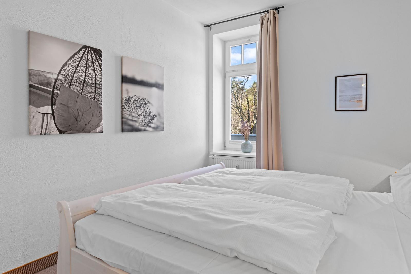 Schlafzimmer mit Doppelbett