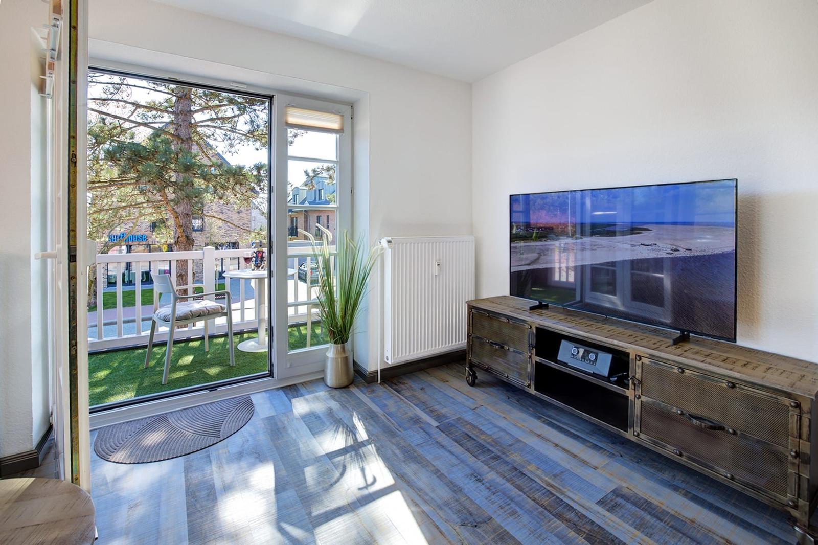 Wohnzimmer mit Blick zum Balkon...