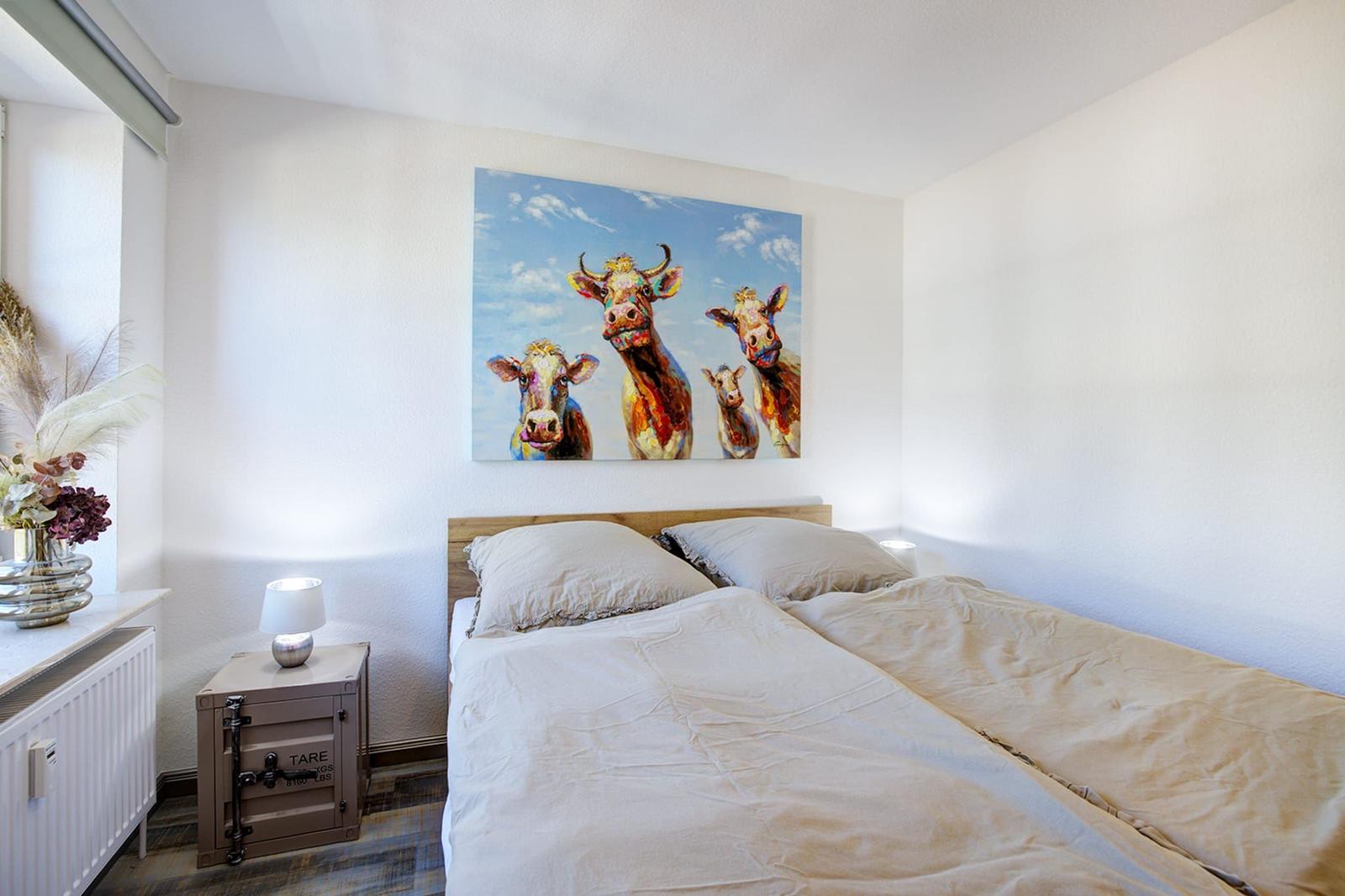 Schlafzimmer mit Doppelbett...