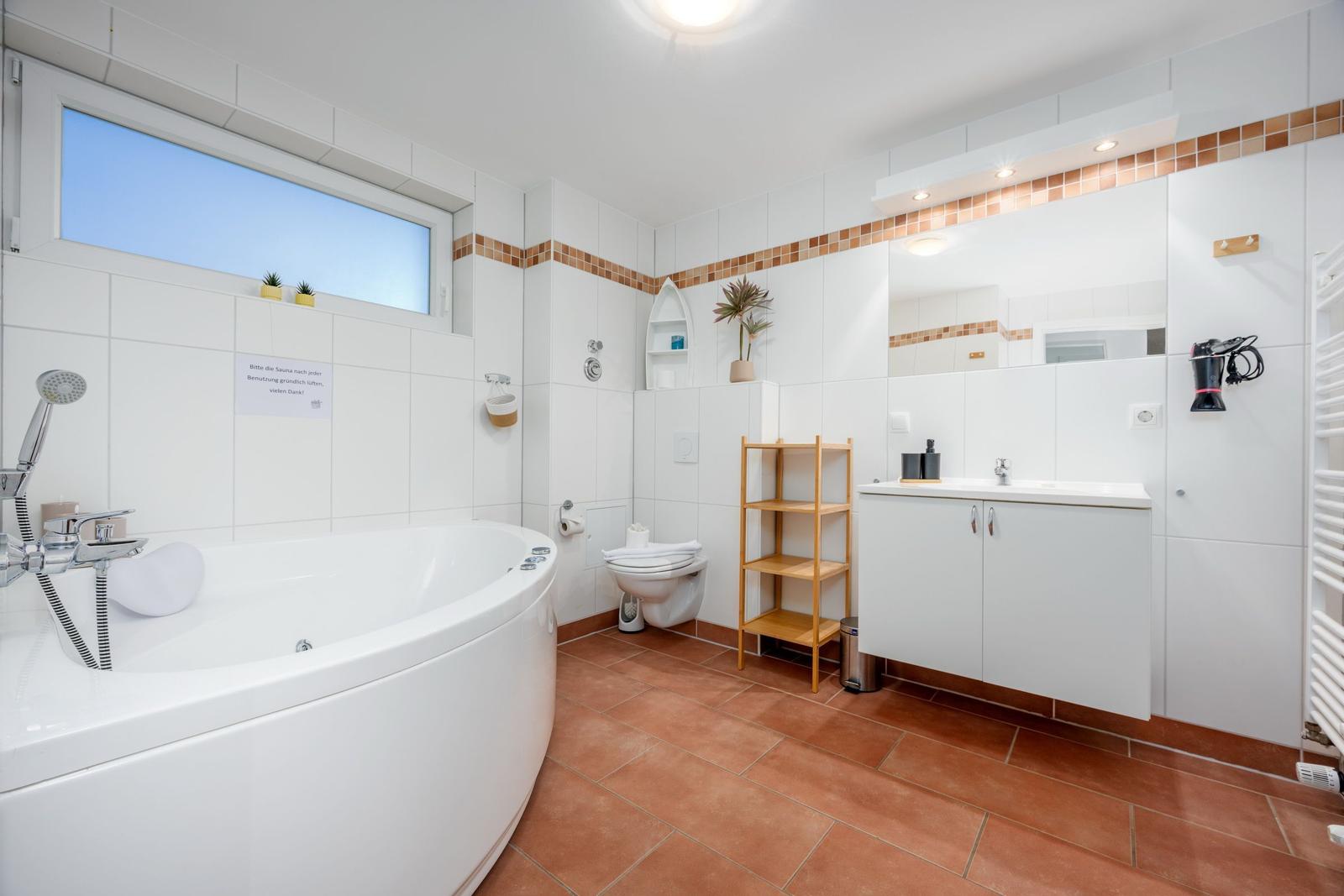 Badezimmer mit Badewanne und Dusche
