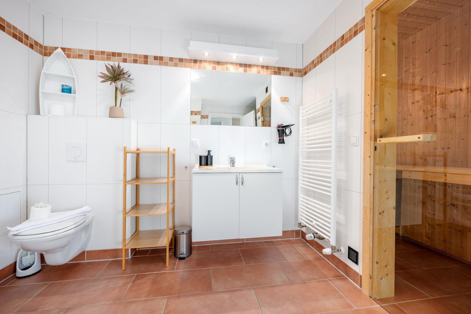 Badezimmer mit Saunabereich