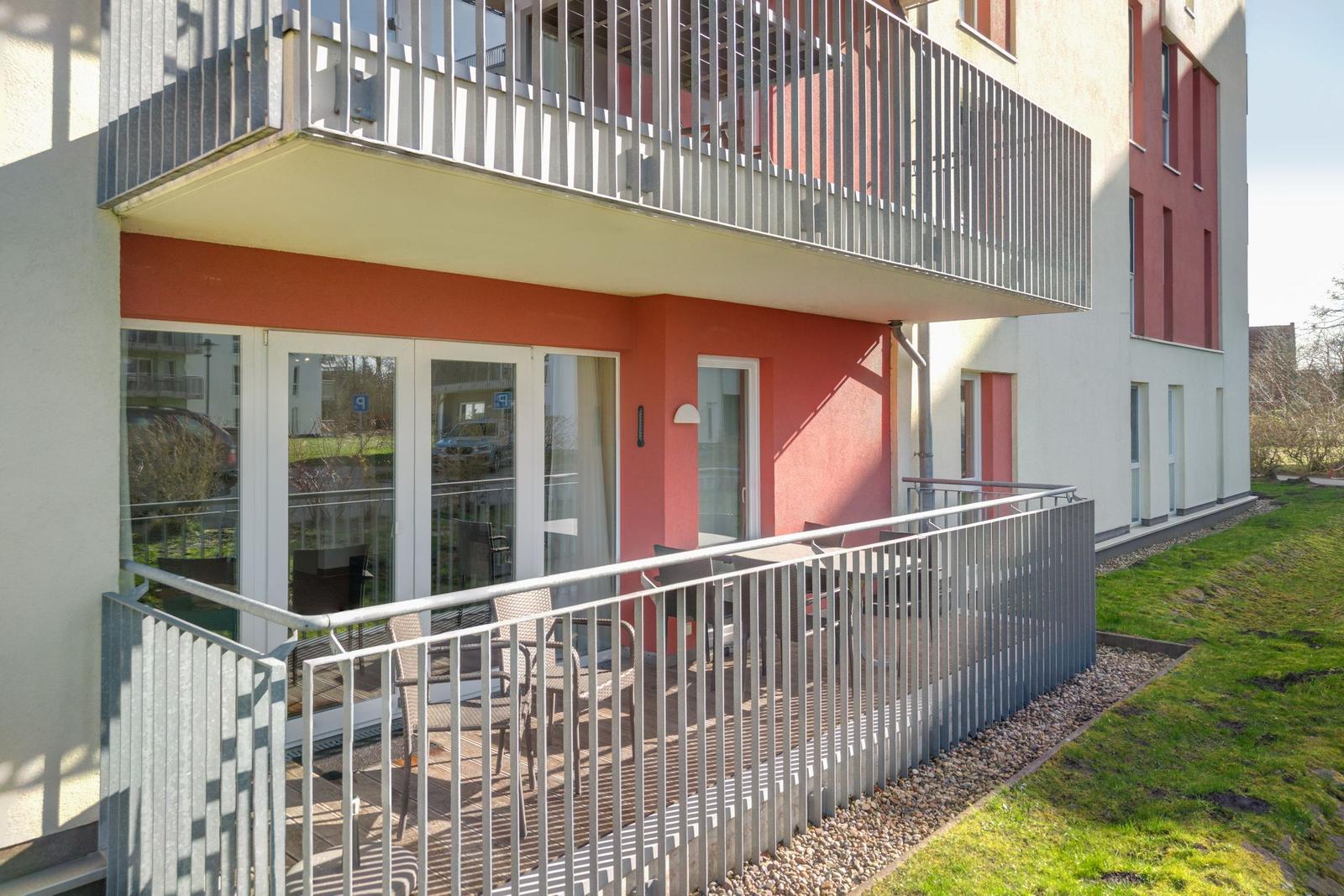 Überdachte Terrasse mit Sitzgelegenheit