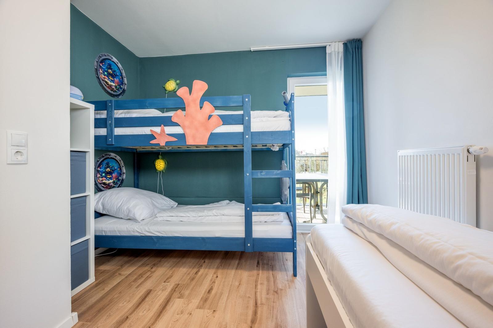Schlafzimmer mit Etagenbett und Einzelbett